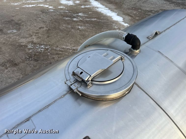 image for item DH9516 1993 Ford L9000 tank truck 