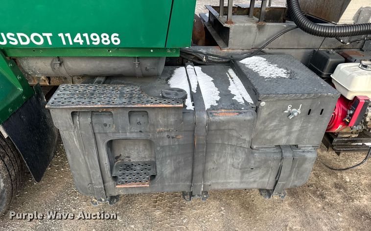 image for item DH9516 1993 Ford L9000 tank truck 