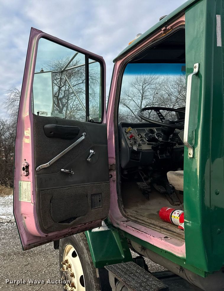 image for item DH9516 1993 Ford L9000 tank truck 