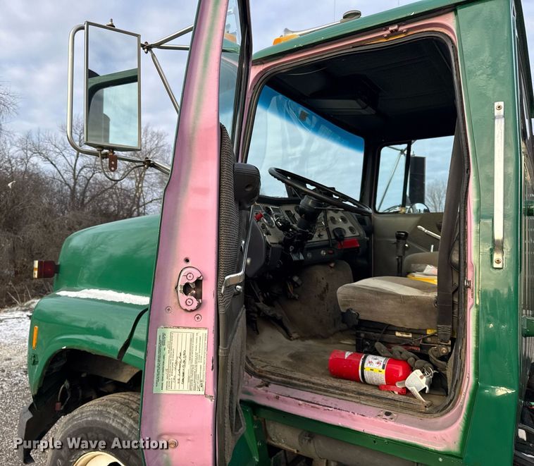 image for item DH9516 1993 Ford L9000 tank truck 