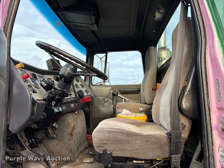 image for item DH9516 1993 Ford L9000 tank truck 