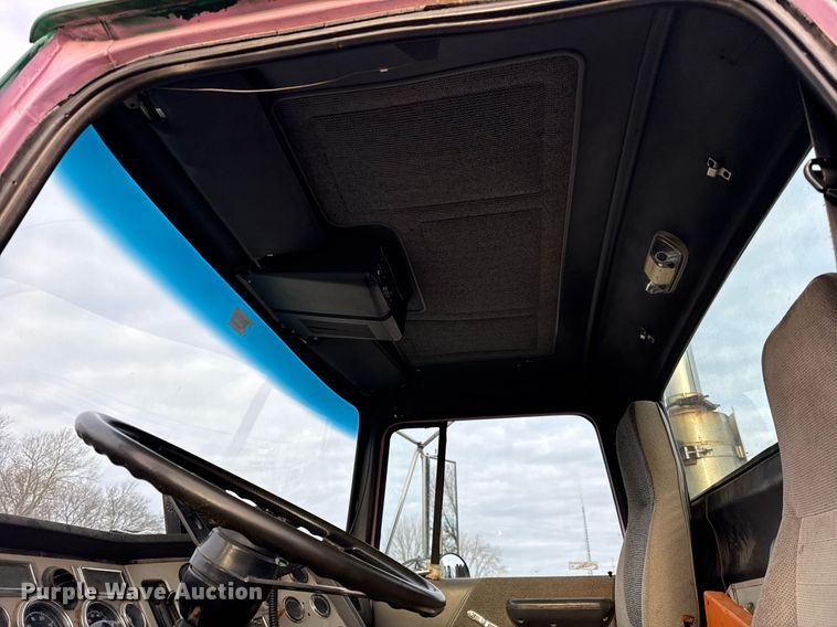 image for item DH9516 1993 Ford L9000 tank truck 