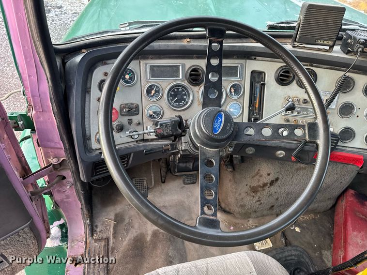 image for item DH9516 1993 Ford L9000 tank truck 