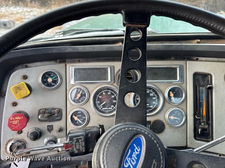 image for item DH9516 1993 Ford L9000 tank truck 