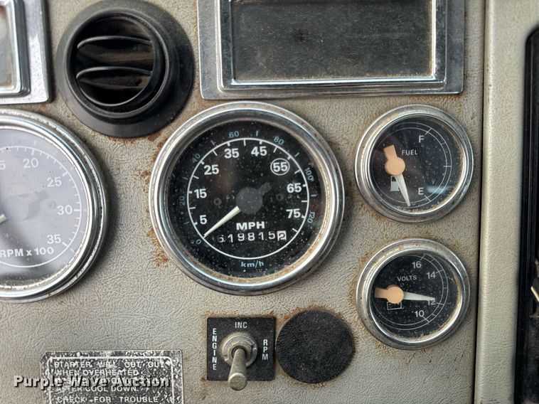 image for item DH9516 1993 Ford L9000 tank truck 