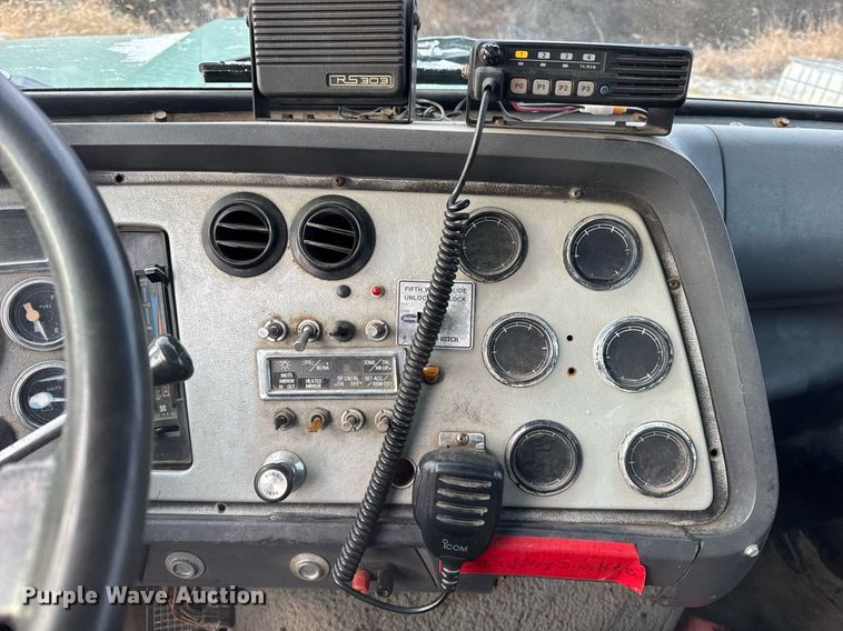 image for item DH9516 1993 Ford L9000 tank truck 