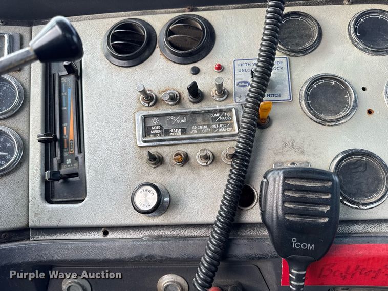 image for item DH9516 1993 Ford L9000 tank truck 