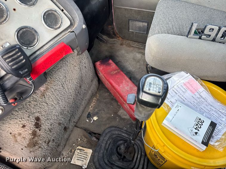 image for item DH9516 1993 Ford L9000 tank truck 