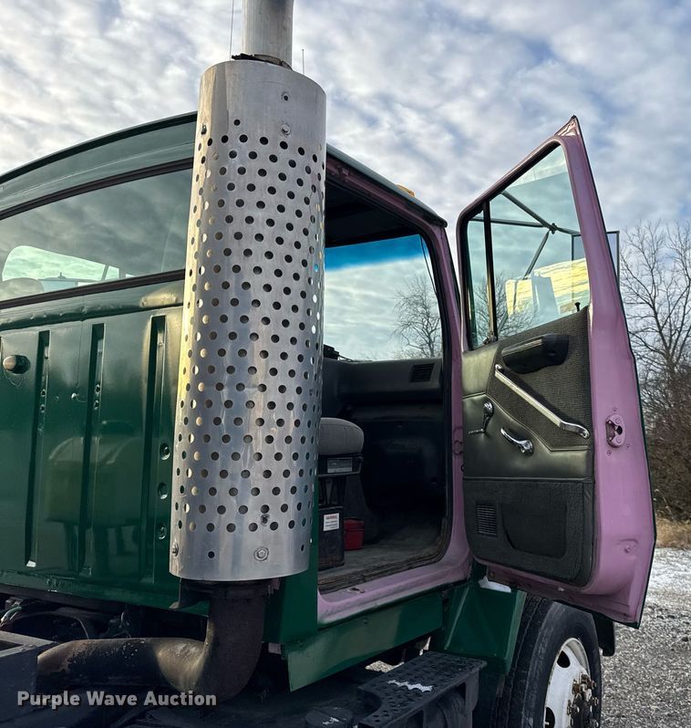 image for item DH9516 1993 Ford L9000 tank truck 