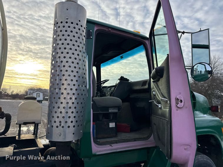 image for item DH9516 1993 Ford L9000 tank truck 