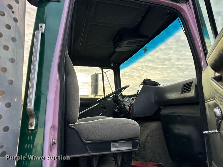 image for item DH9516 1993 Ford L9000 tank truck 