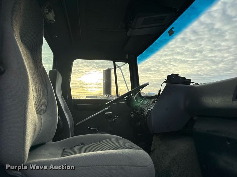 image for item DH9516 1993 Ford L9000 tank truck 