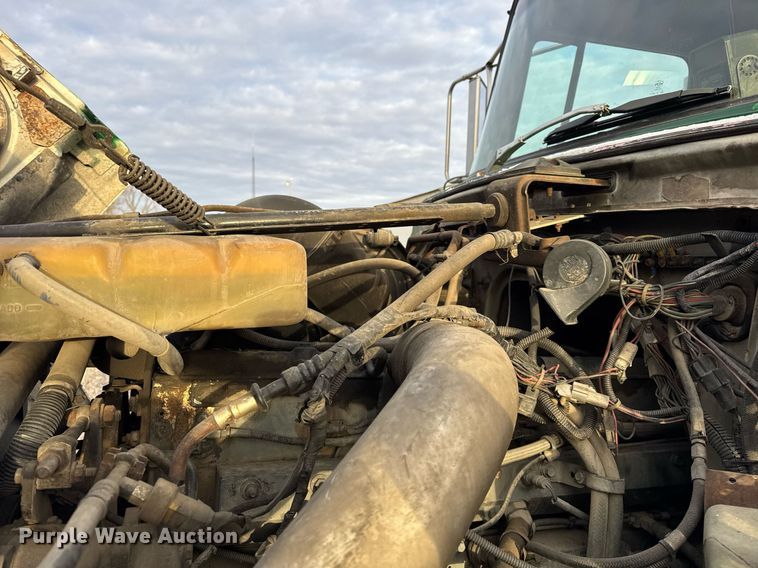 image for item DH9516 1993 Ford L9000 tank truck 