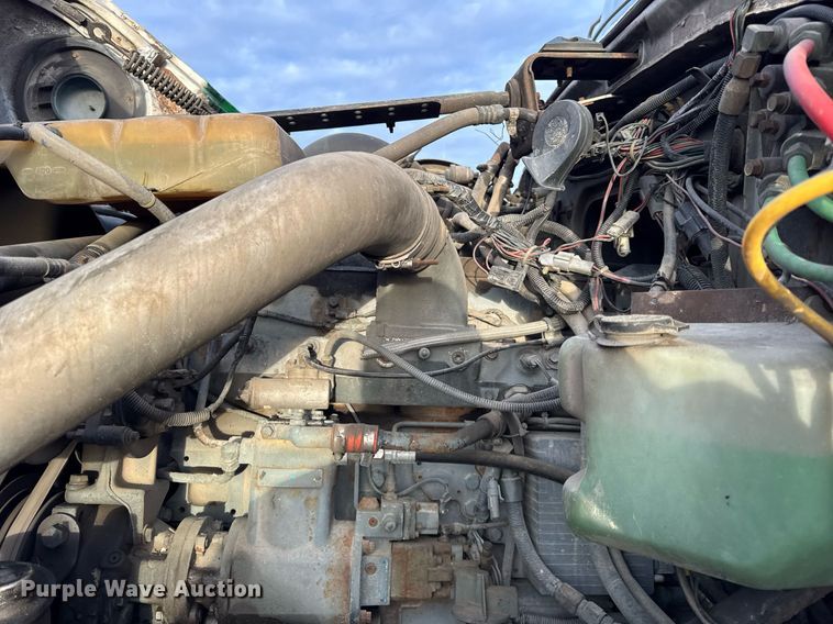 image for item DH9516 1993 Ford L9000 tank truck 