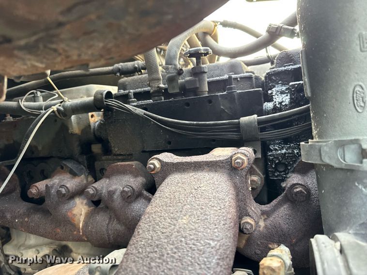 image for item DH9516 1993 Ford L9000 tank truck 