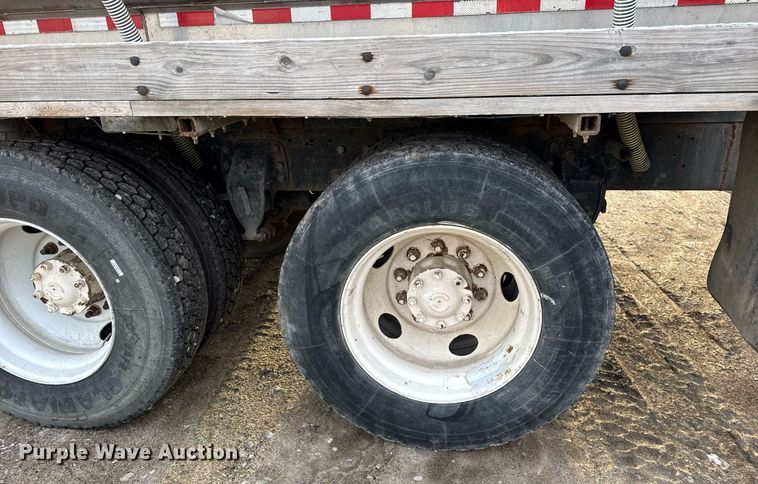 image for item DH9516 1993 Ford L9000 tank truck 