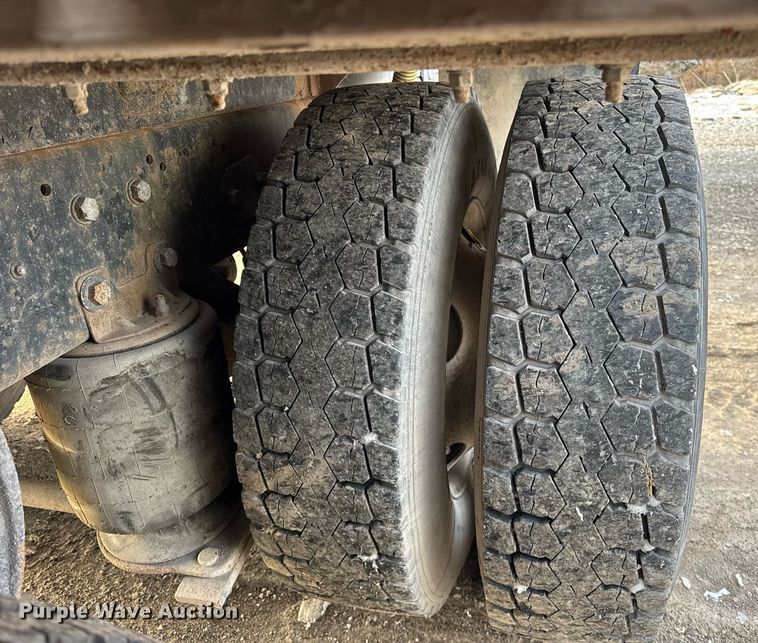 image for item DH9516 1993 Ford L9000 tank truck 