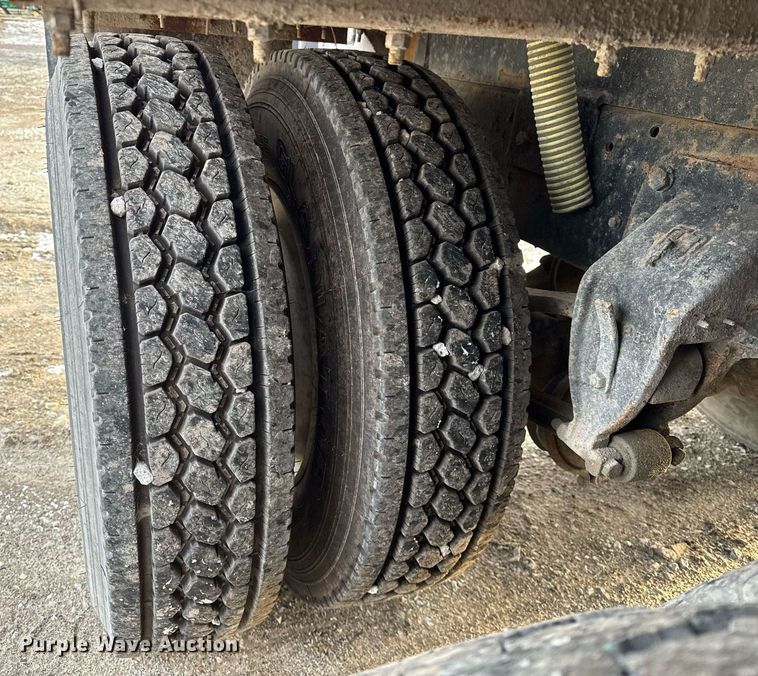 image for item DH9516 1993 Ford L9000 tank truck 