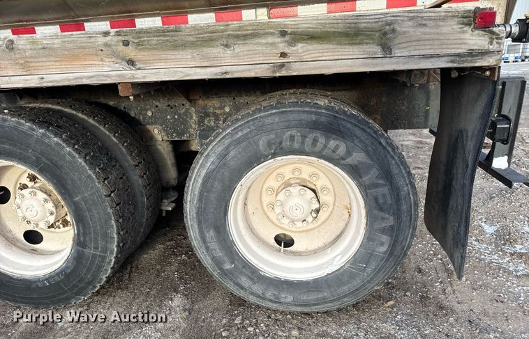 image for item DH9516 1993 Ford L9000 tank truck 