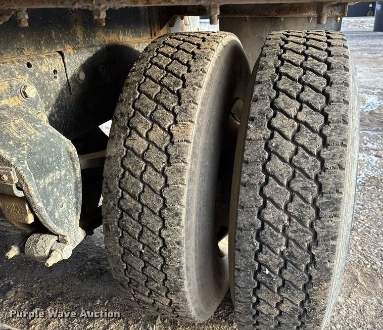 image for item DH9516 1993 Ford L9000 tank truck 