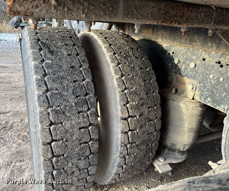 image for item DH9516 1993 Ford L9000 tank truck 