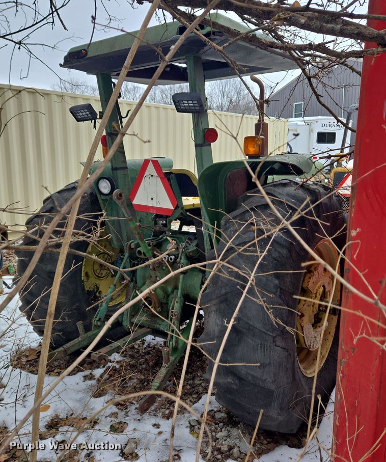 image for item DH9774 1976 John Deere 2640 tractor