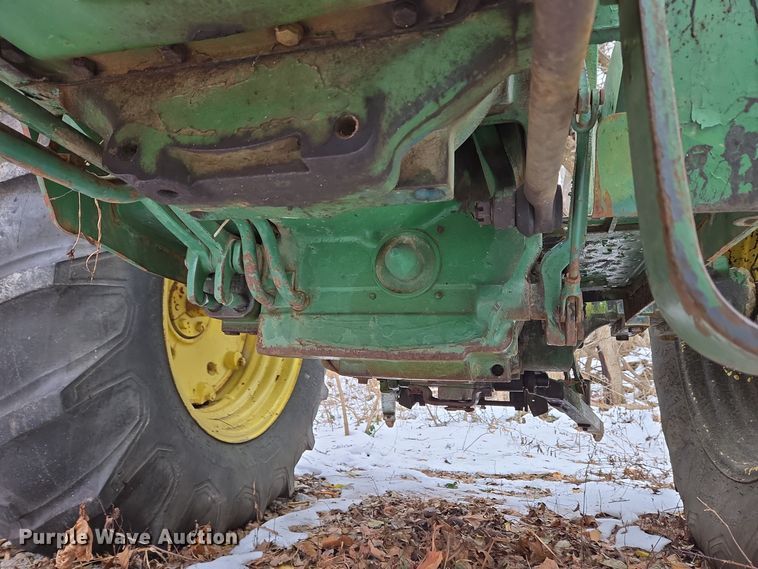 image for item DH9774 1976 John Deere 2640 tractor