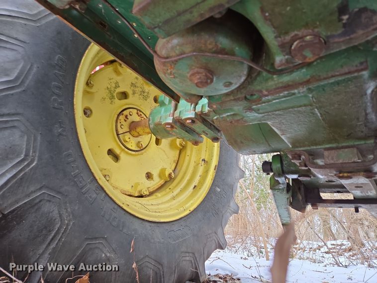 image for item DH9774 1976 John Deere 2640 tractor