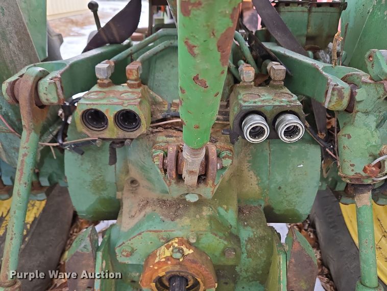 image for item DH9774 1976 John Deere 2640 tractor