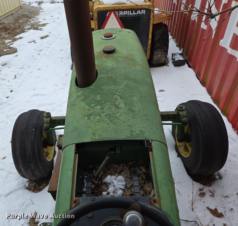 image for item DH9774 1976 John Deere 2640 tractor