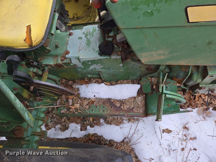 image for item DH9774 1976 John Deere 2640 tractor