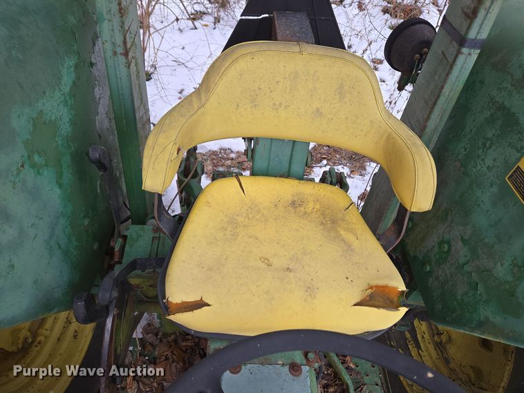 image for item DH9774 1976 John Deere 2640 tractor