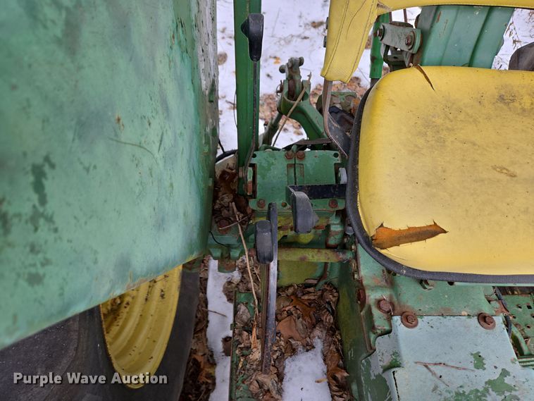image for item DH9774 1976 John Deere 2640 tractor