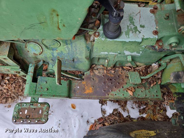 image for item DH9774 1976 John Deere 2640 tractor