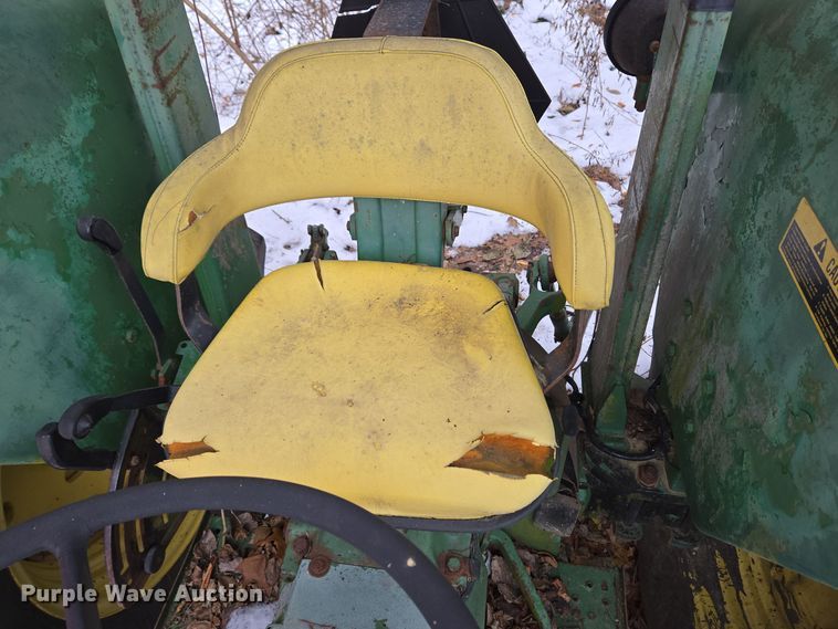 image for item DH9774 1976 John Deere 2640 tractor