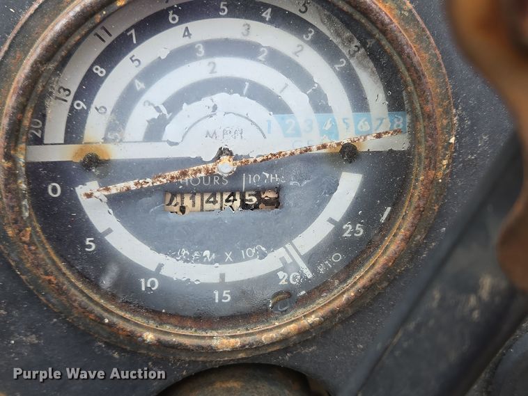 image for item DH9774 1976 John Deere 2640 tractor