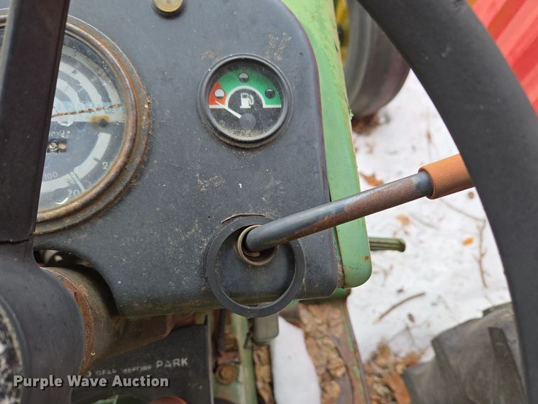 image for item DH9774 1976 John Deere 2640 tractor