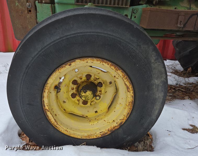 image for item DH9774 1976 John Deere 2640 tractor