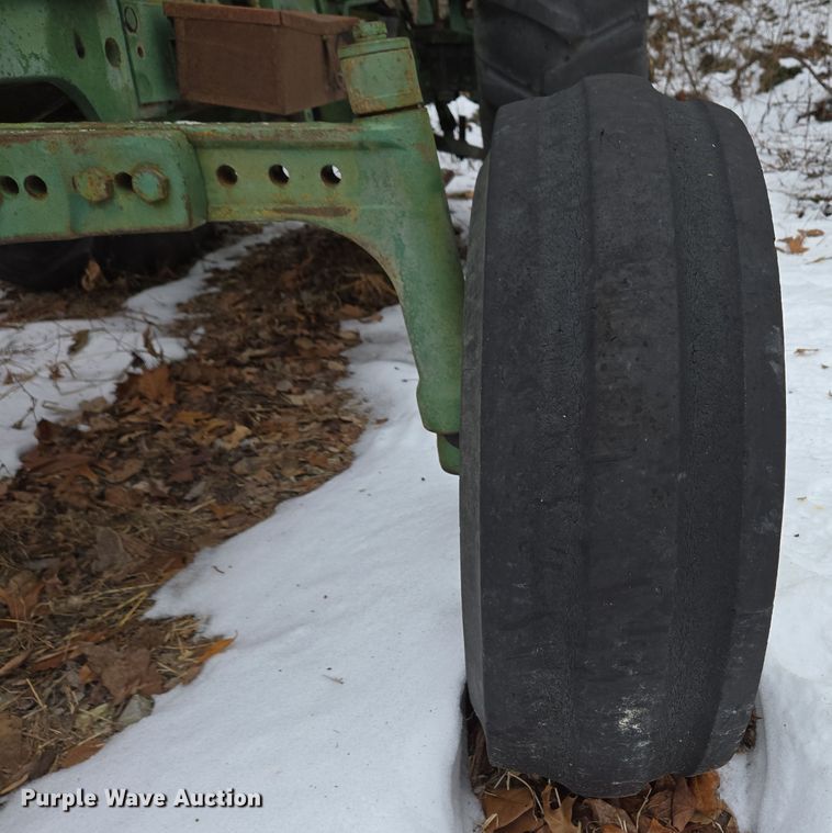 image for item DH9774 1976 John Deere 2640 tractor