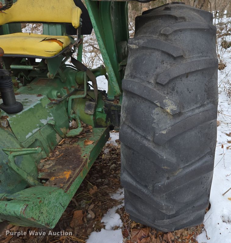 image for item DH9774 1976 John Deere 2640 tractor