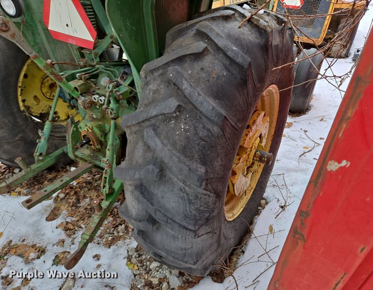 image for item DH9774 1976 John Deere 2640 tractor