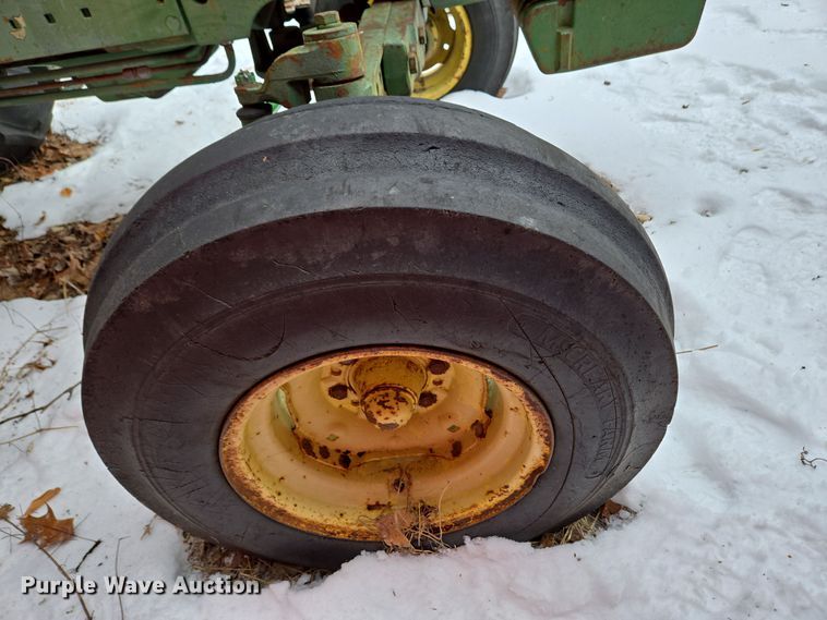 image for item DH9774 1976 John Deere 2640 tractor