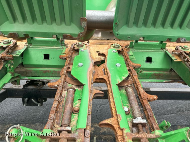 image for item DN0963 John Deere 1293 corn head