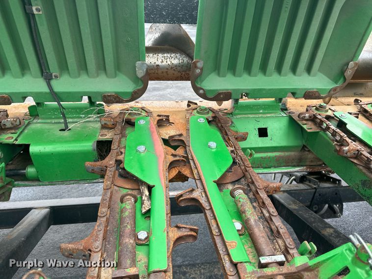 image for item DN0963 John Deere 1293 corn head