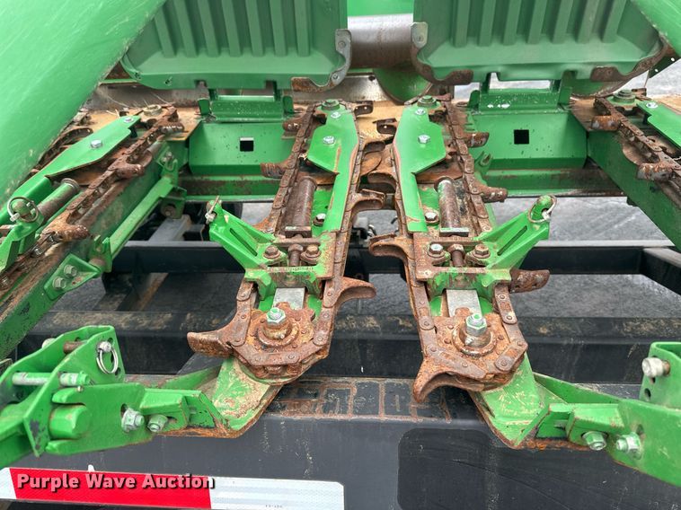 image for item DN0963 John Deere 1293 corn head