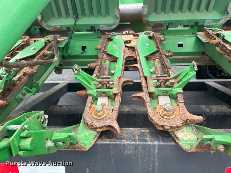 image for item DN0963 John Deere 1293 corn head