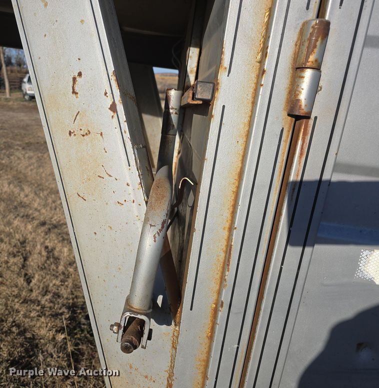 image for item DO7718 1991 Titan livestock trailer