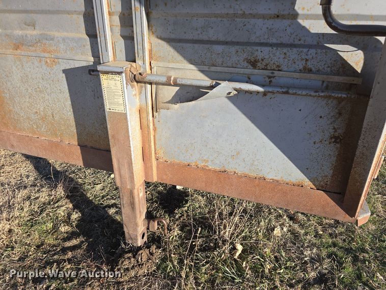 image for item DO7718 1991 Titan livestock trailer