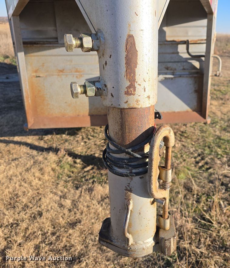 image for item DO7718 1991 Titan livestock trailer