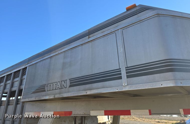 image for item DO7718 1991 Titan livestock trailer